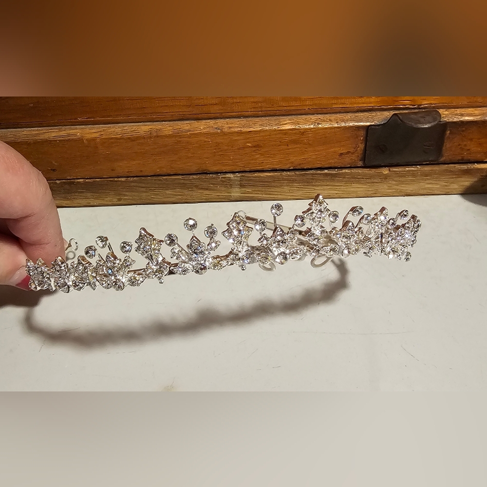 David's Bridal Tiara Silver Tone With Rhinestones Like New - Picture 4 of 6